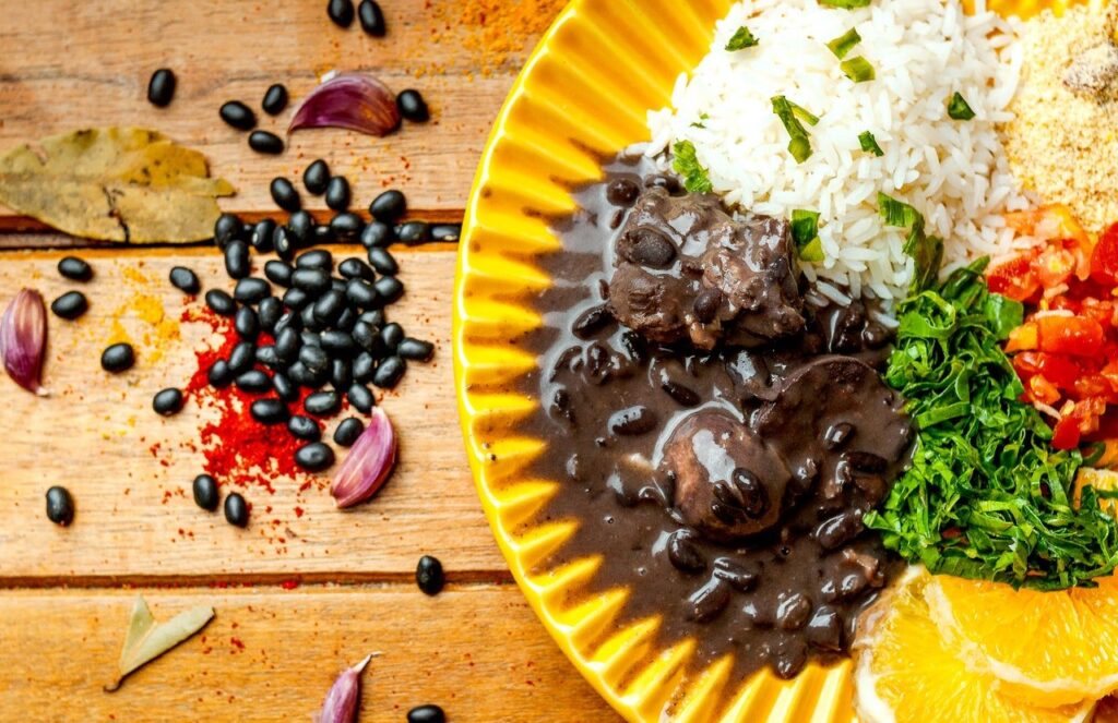 prato fitness de feijão preto, arroz, couve e outros alimentos