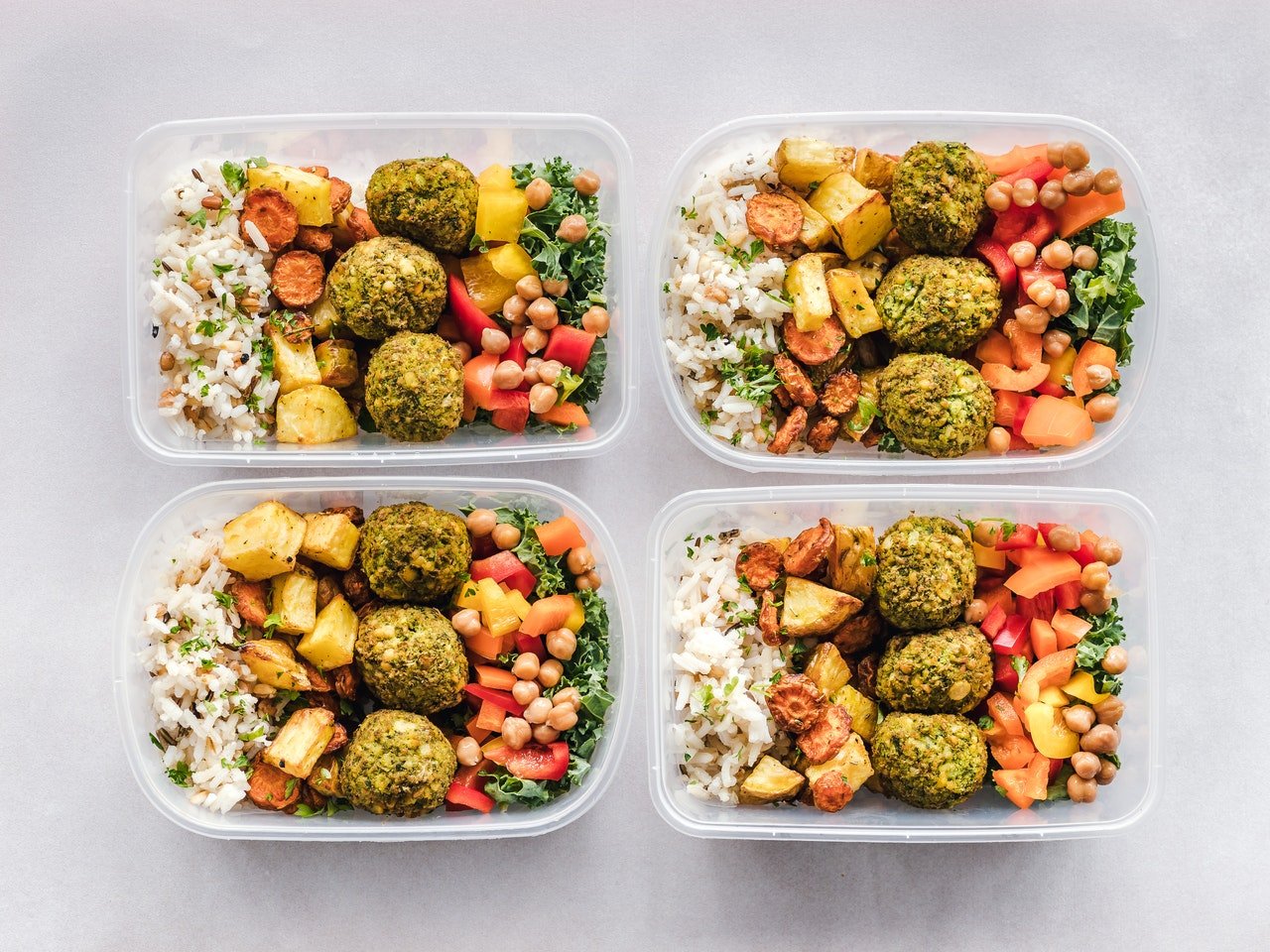 quatro marmitas fitness dispostas lado a lado