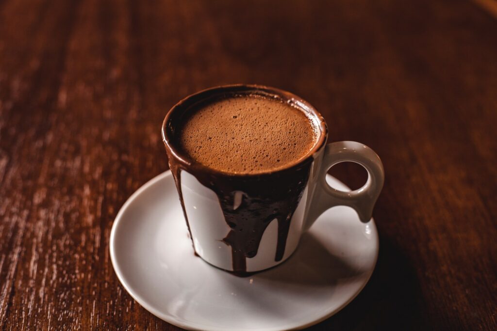 Xícara com receita chocolate quente