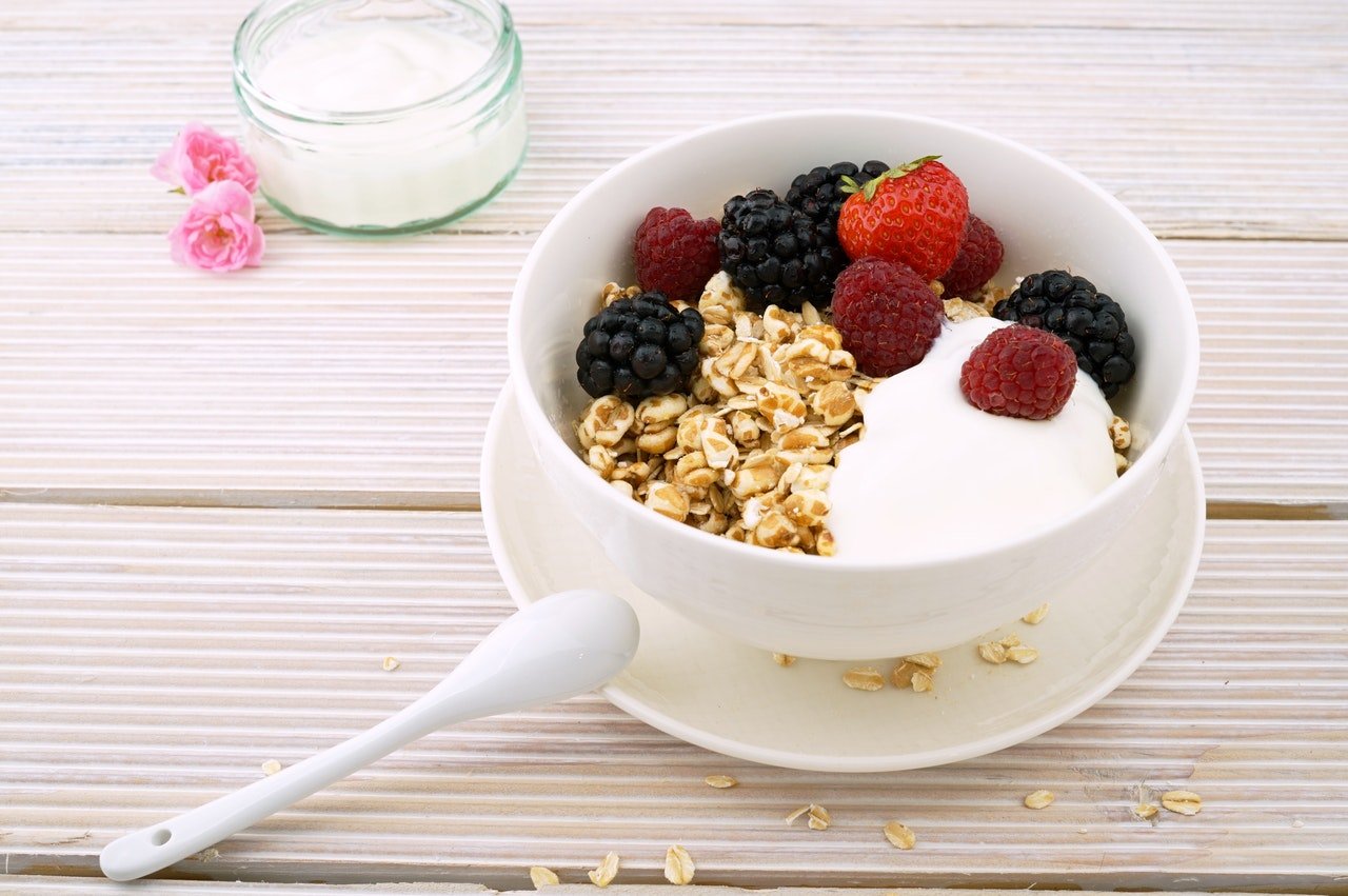 pote branco de frutas com iogurte e aveia