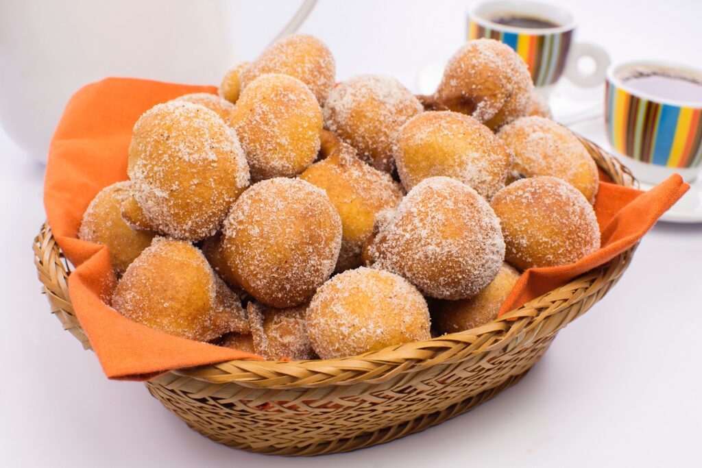 cesta de bolinho de chuva feito no forno com açúcar e canela