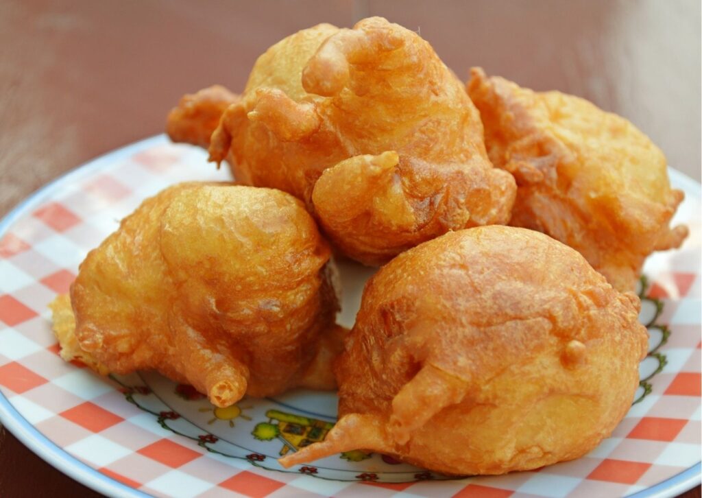 Imagem com bolinho de chuva feito no forno