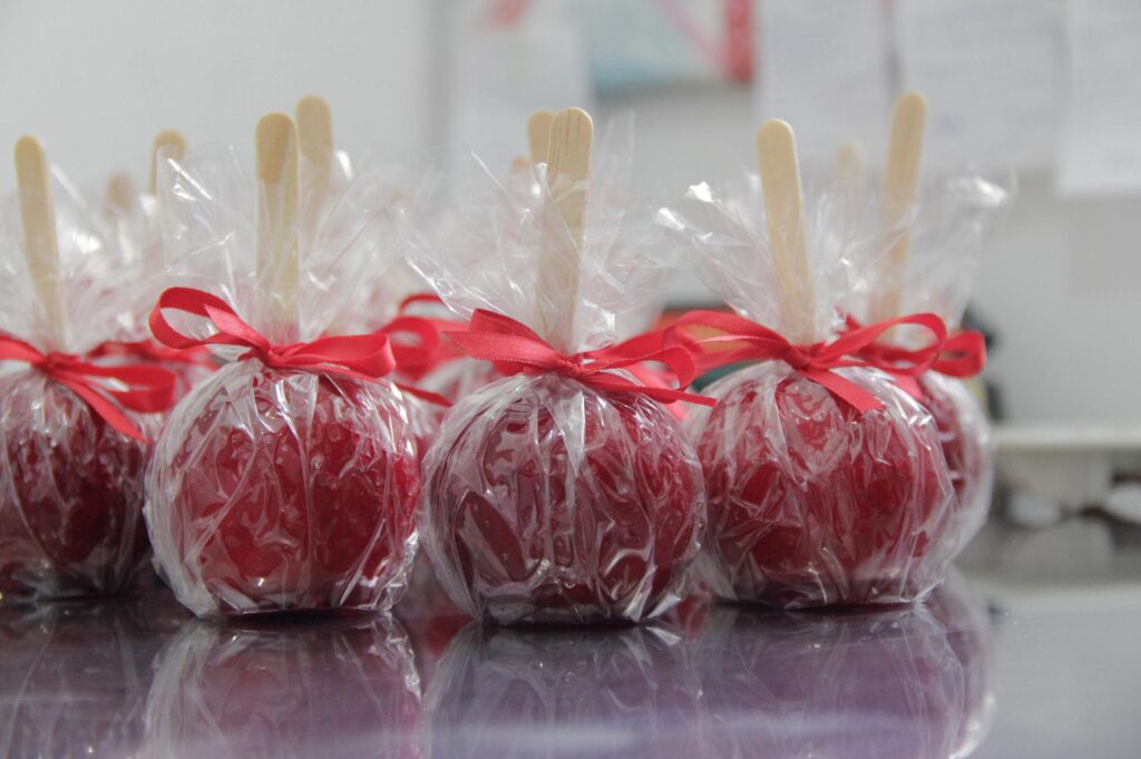 Unidades embaladas de maçã do amor, que é um opção de receita festa junina simples