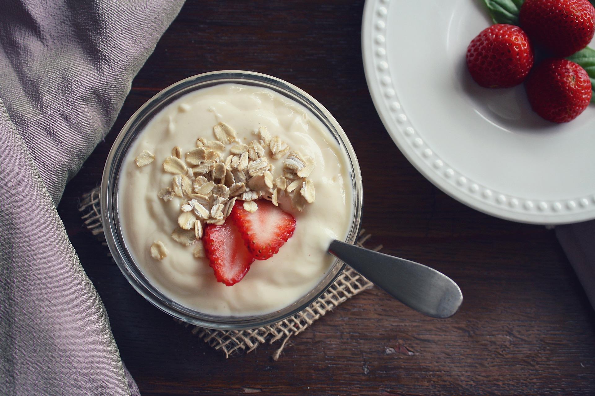 Receita iogurte natural com morango e grãos