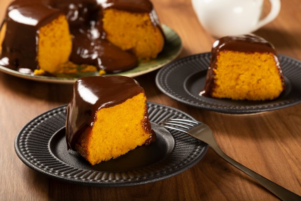 pedaços de bolo de cenoura sem lactose em pratos pretos