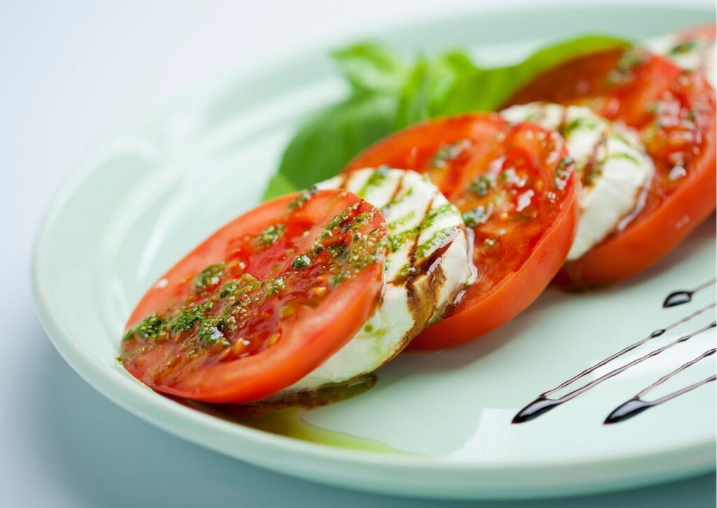 imagem de fundo claro com uma salada caprese no prato