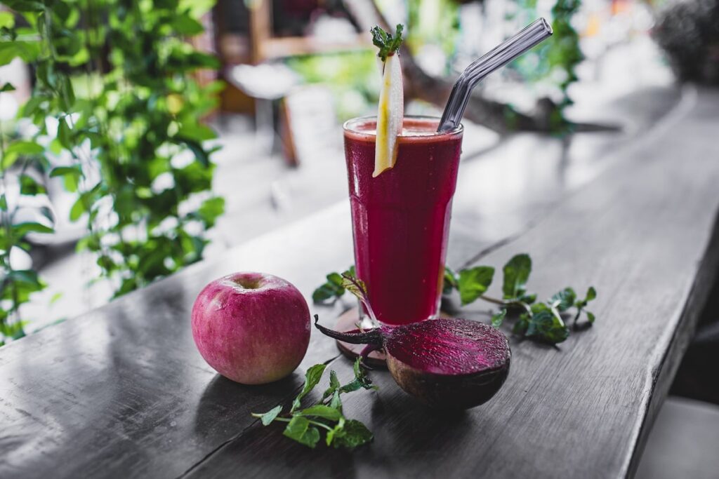 suco detox de beterraba ao lado de plantas