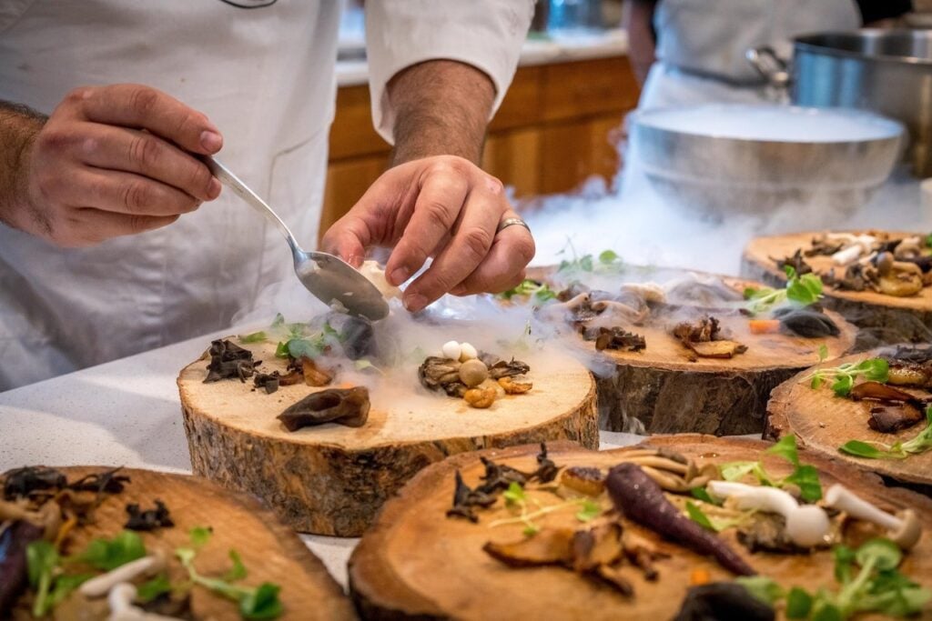 Imagem com um chef de cozinha preparando as comidas mais caras do mundo