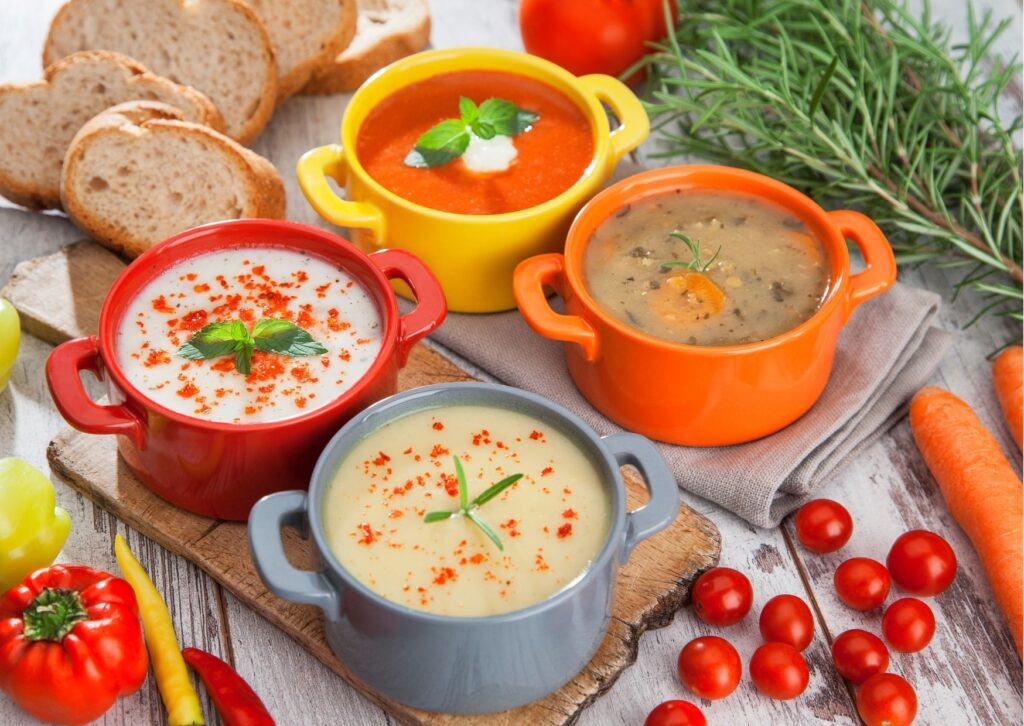 Várias panelas de sopa de diferentes sabores
