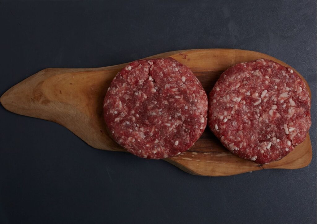 Imagem com fundo escuro com opções de receitas de hamburguer artesanal
