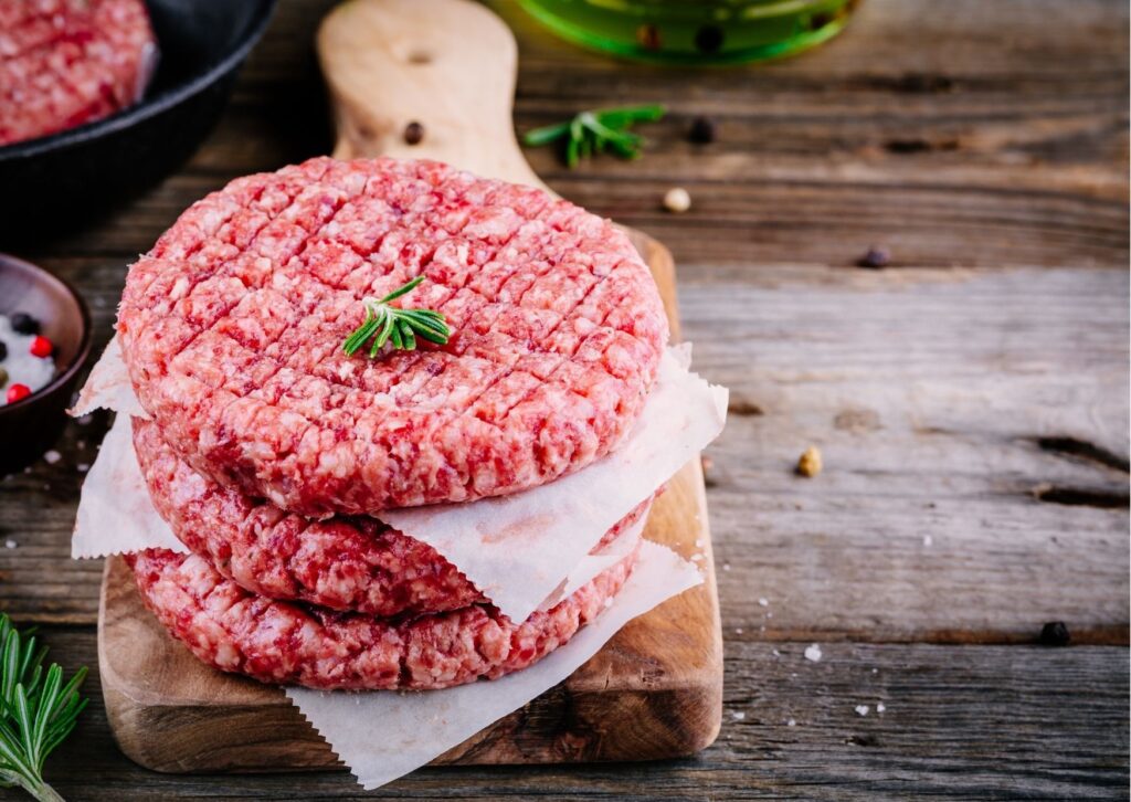 Imagem com fundo escuro com opções de receitas de hambúrguer artesanal