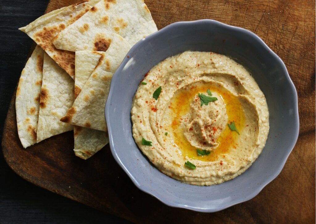 imagem com fundo escuro com receitas de homus