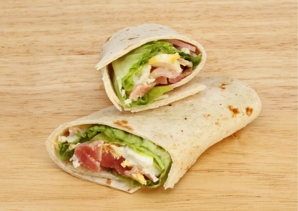 Imagem com um wrap como uma das opções de lanches rapidos