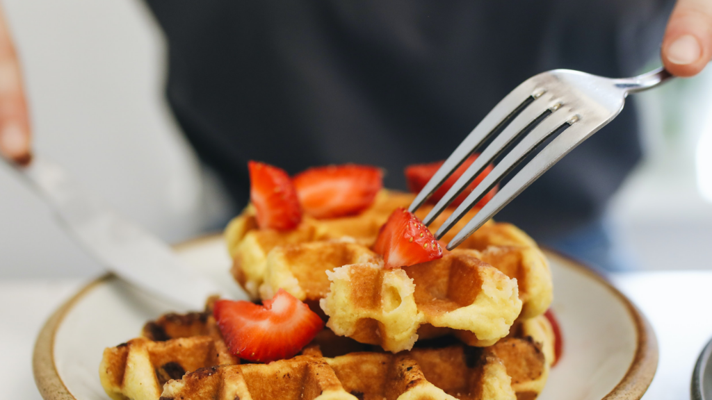 Receita de Waffle com morangos, garfo espetando o waffle