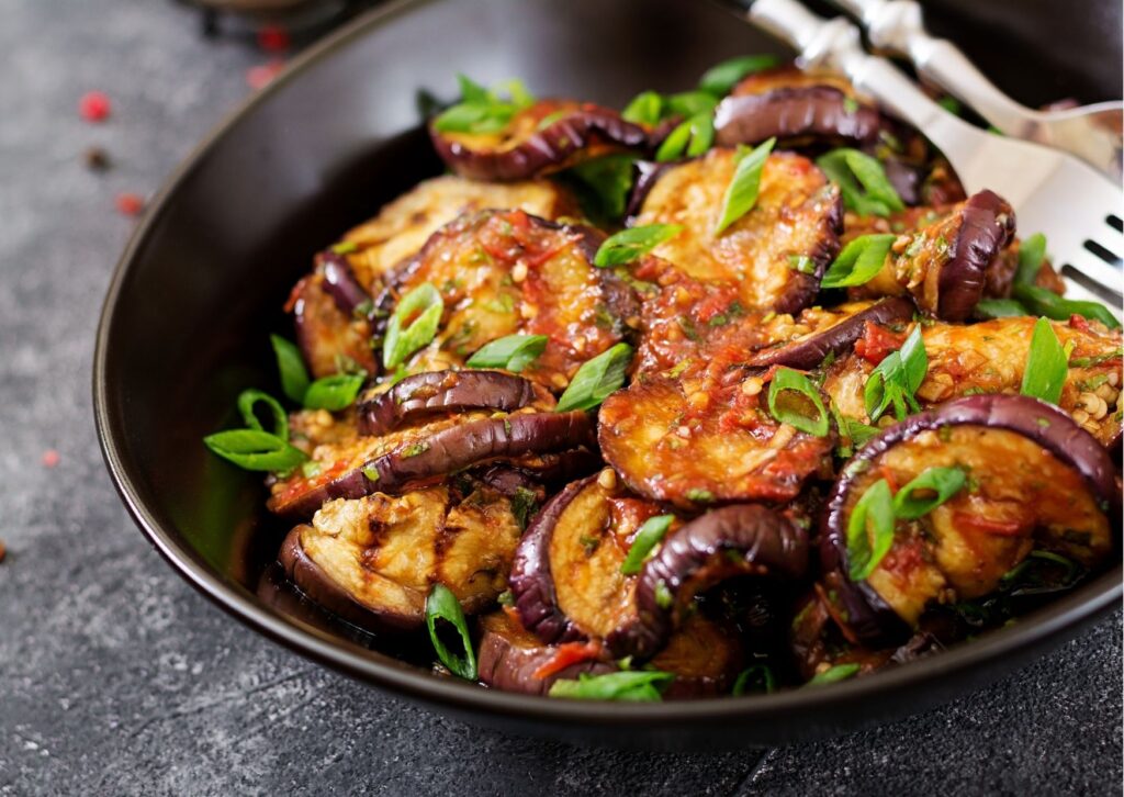 Imagem com fundo escuro com receitas com berinjelas