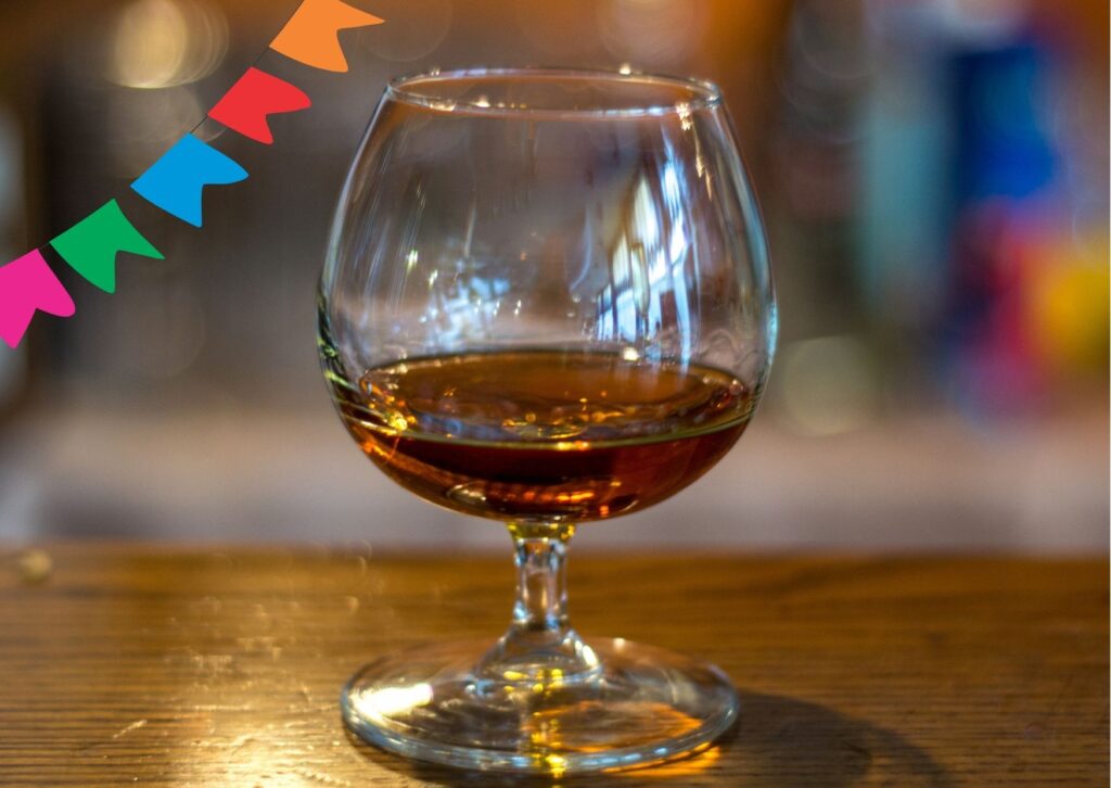 imagem com fundo junino com bebidas para festa junina