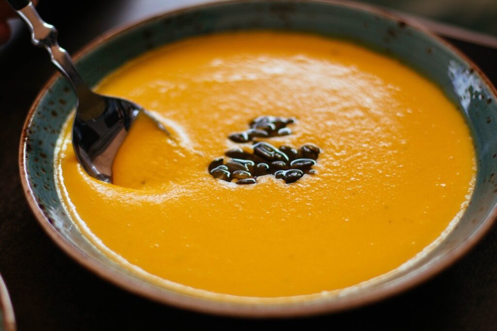 imagem com a melhor sopa detox para emagrecer com uma cor bem laranja