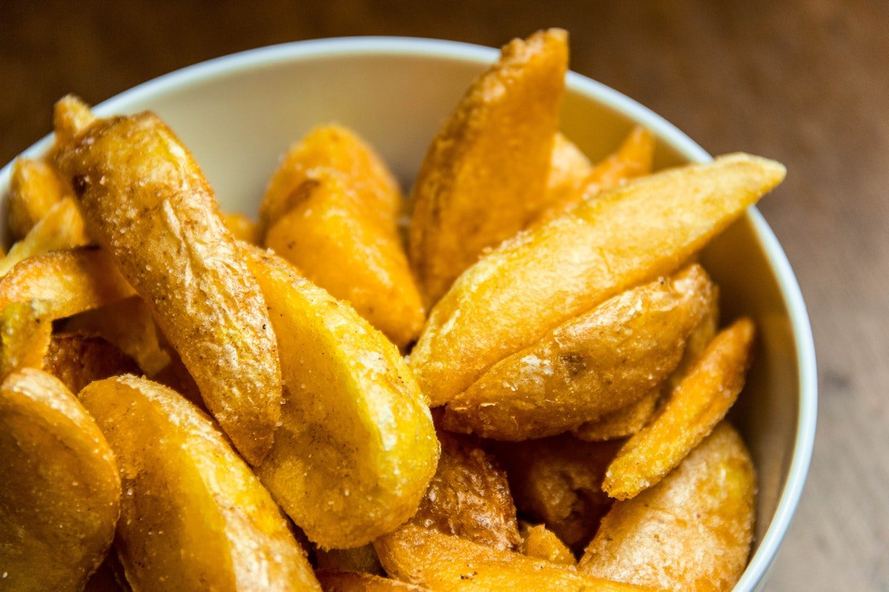 batata corada cortada e colocada em pote branco