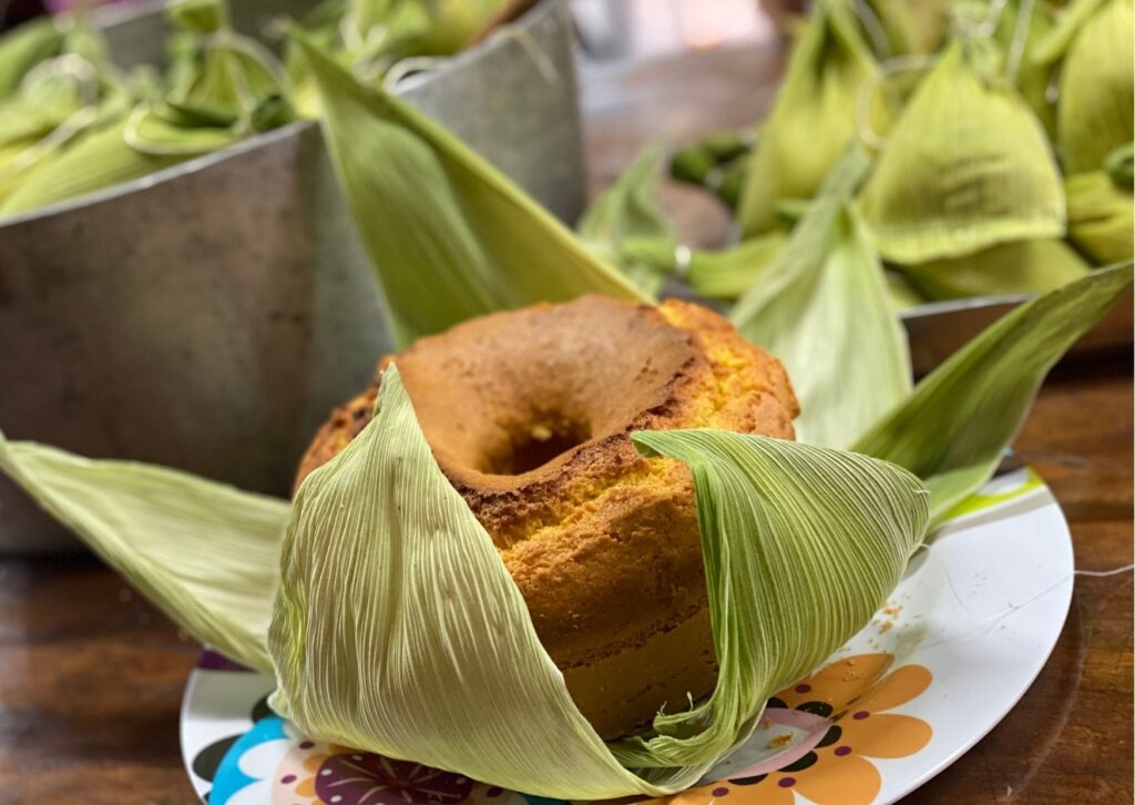 bolo de milho pronto envolvido em uma espiga