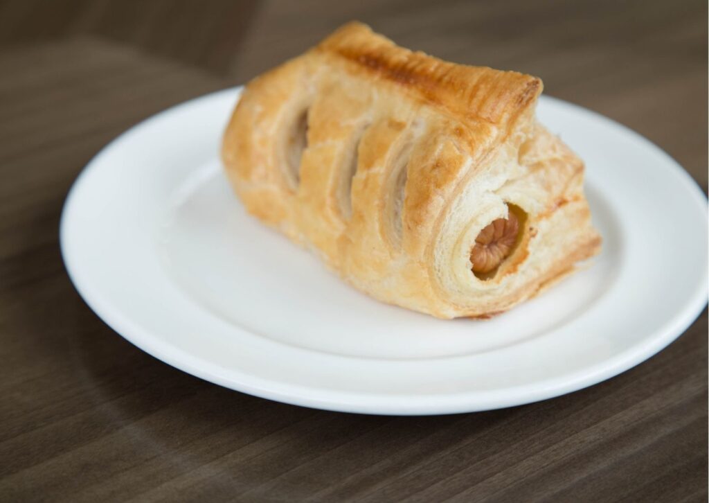 prato branco com cachorro quente de forno em cima