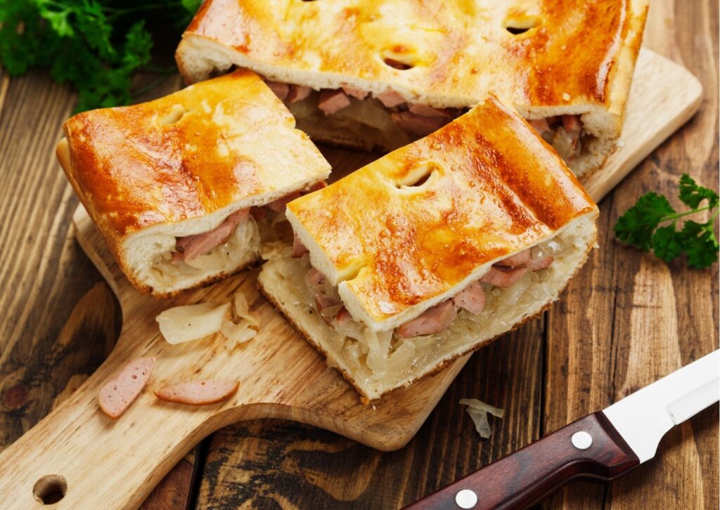 imagem com fundo escuro com a receita de cachorro quente de forno