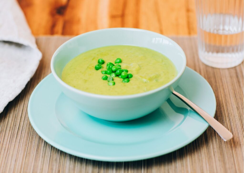 imagem com uma mesa ao fundo com um preparo de receita de caldo de ervilha