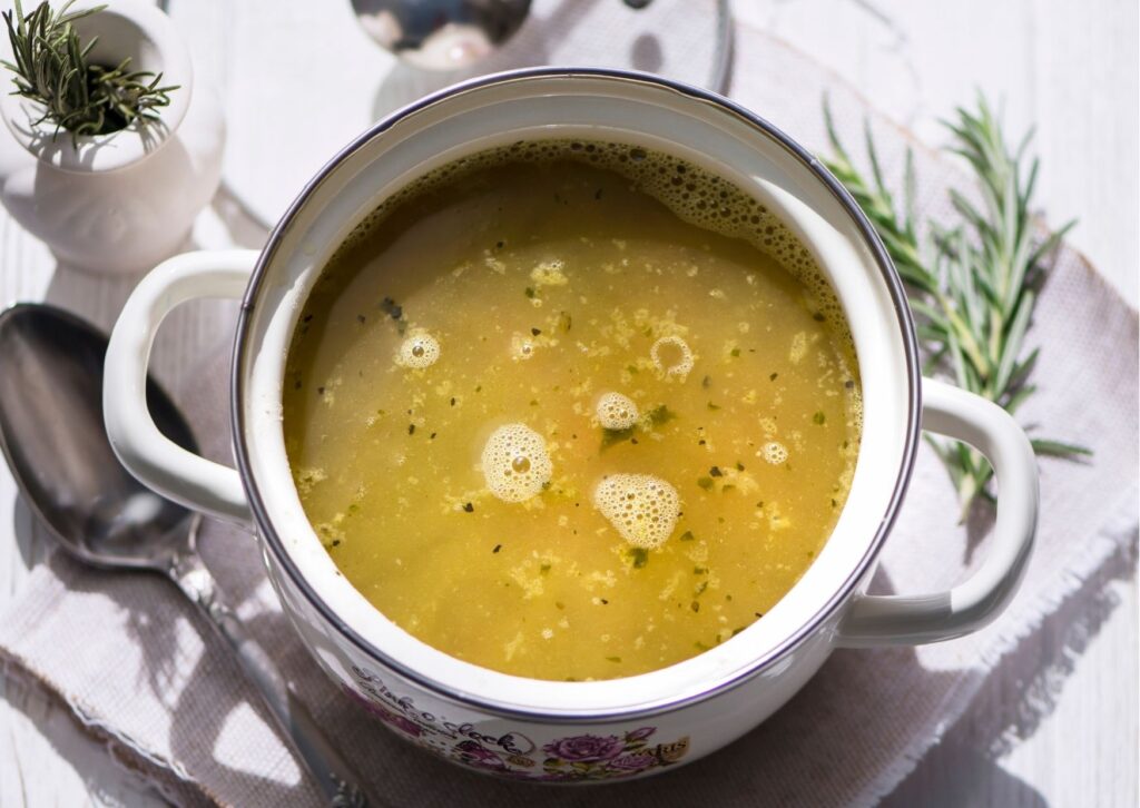 imagem com uma mesa ao fundo com um preparo de receita de caldo de ervilha