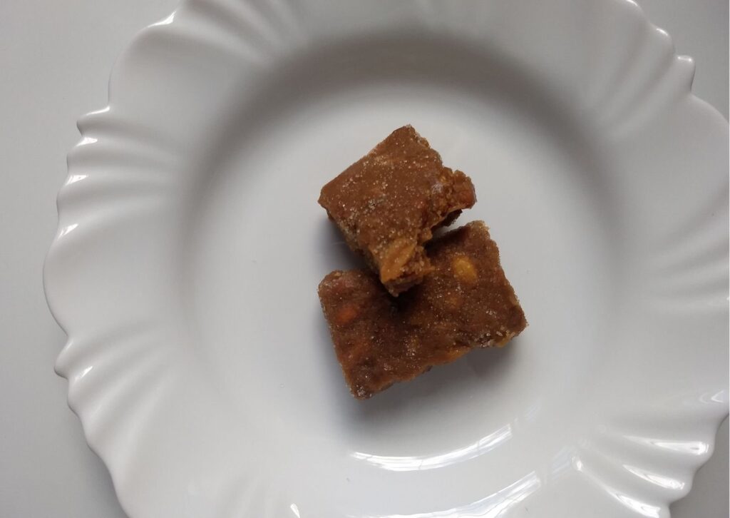 Imagem com prato branco ao funco com a receita de pé de moça pronta para consumo
