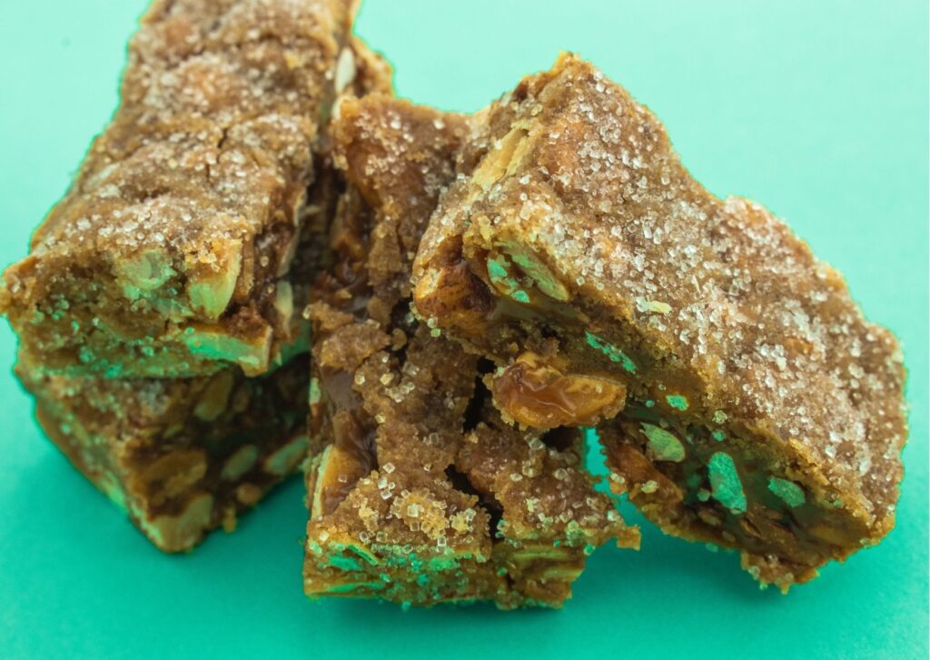 Imagem com fundo verde com a receita de pé de moça pronta para ser consumida