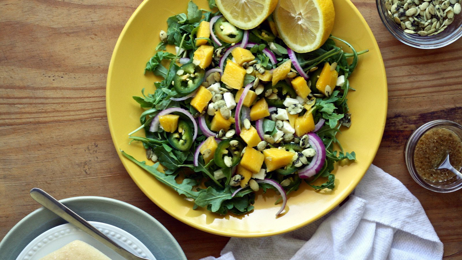 Salada primavera com manga, que está entre as receitas com saladas