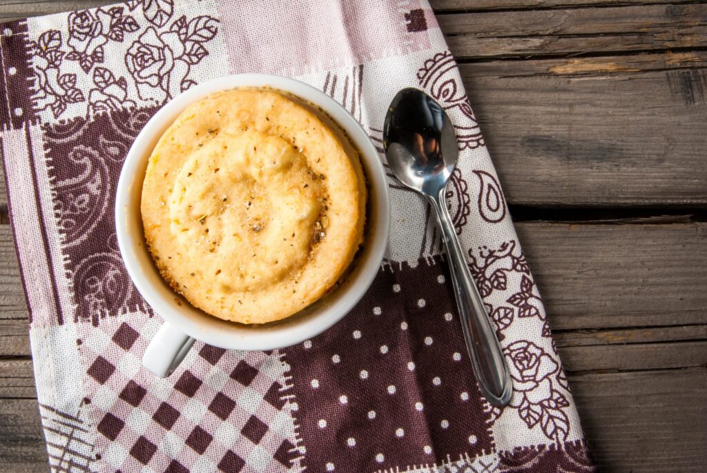 Bolo de caneca sobre mesa de madeira