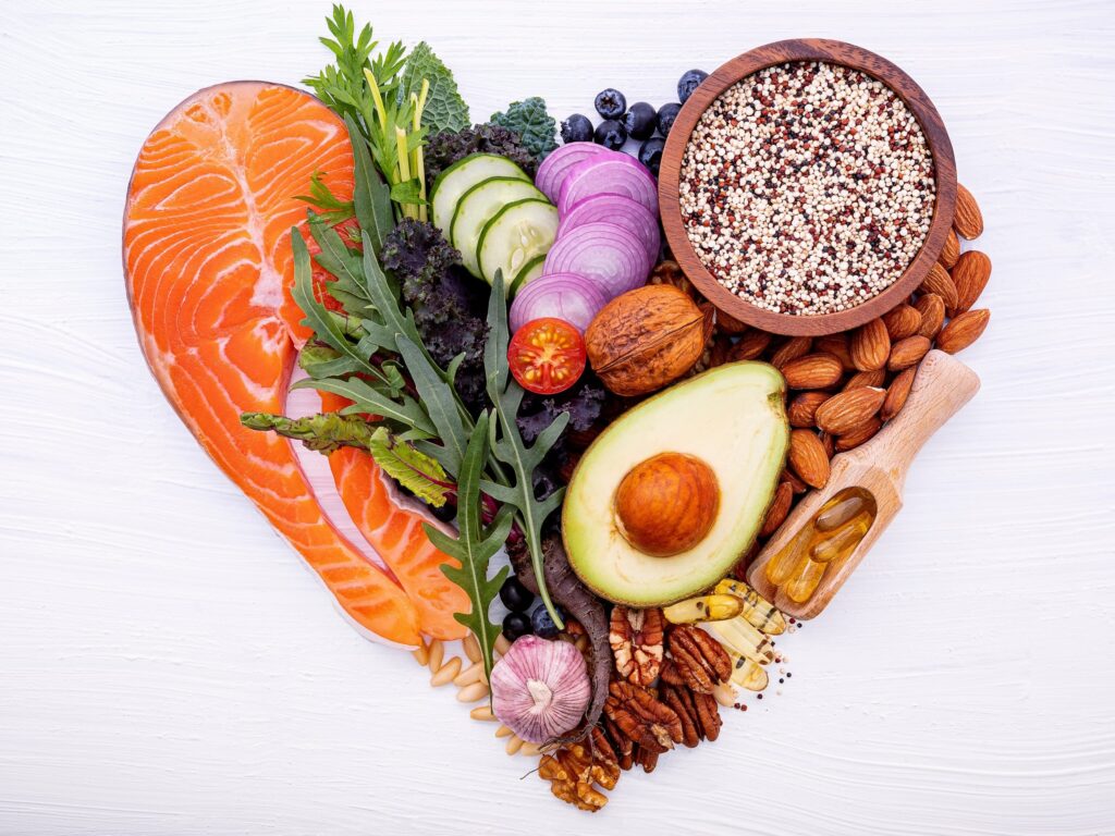 Forma de coração do conceito de dieta cDieta low carb. Alimentos saudáveis ​​em fundo branco de madeira.