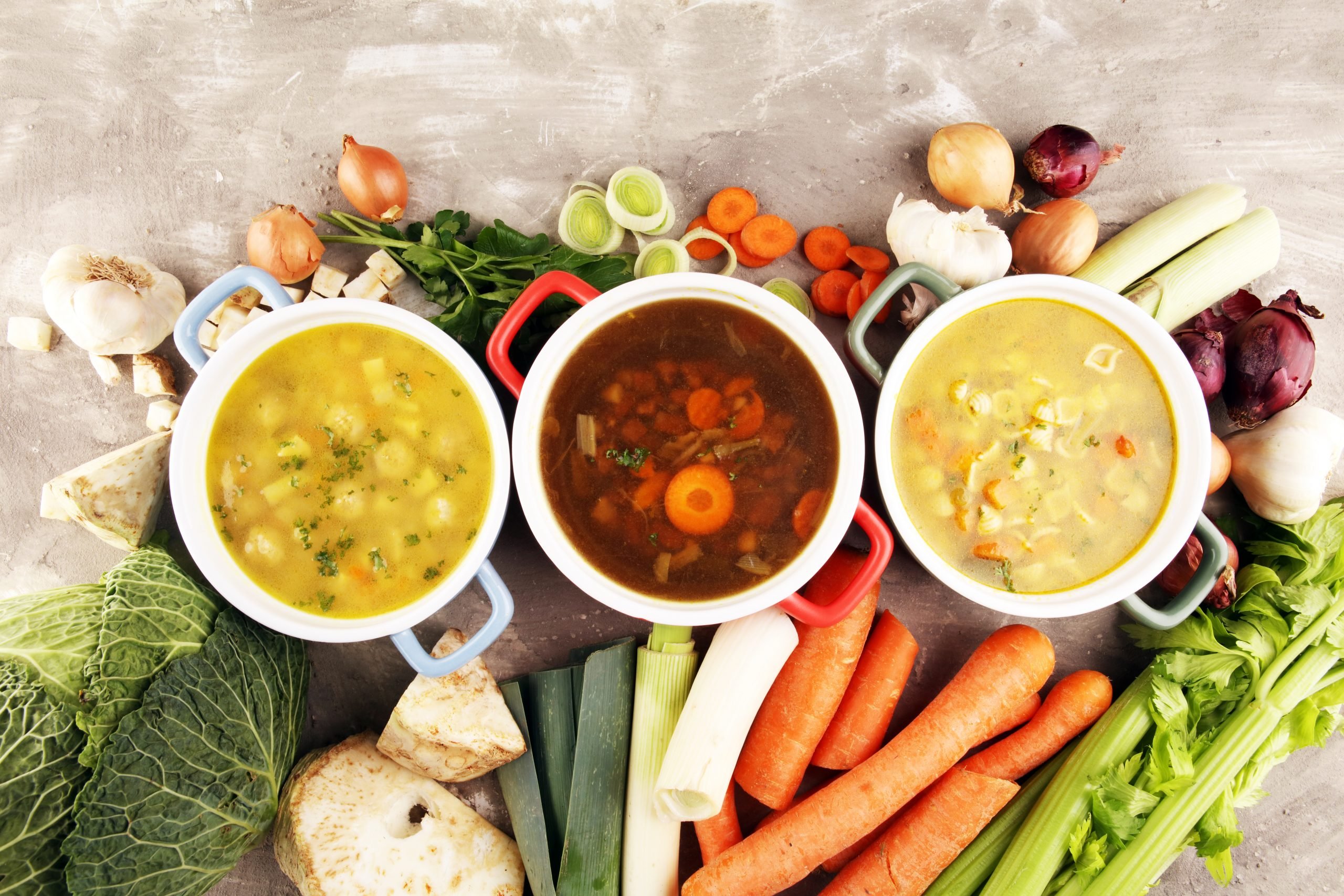 Conjunto de sopas com vegetais saudáveis