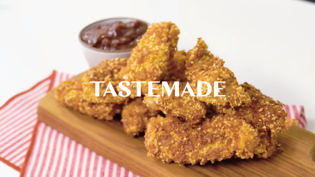 propaganda tastemade: imagem de frango frito em tábua de madeira com molho ao lado