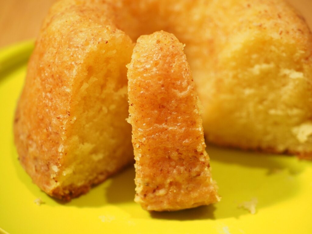 Bolo de milho de lata fatiado