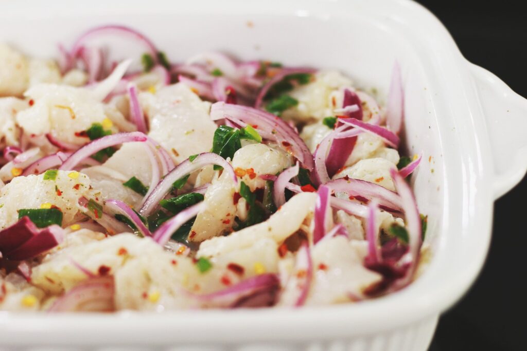 Salada de bacalhau desfiado com cebola em travessa