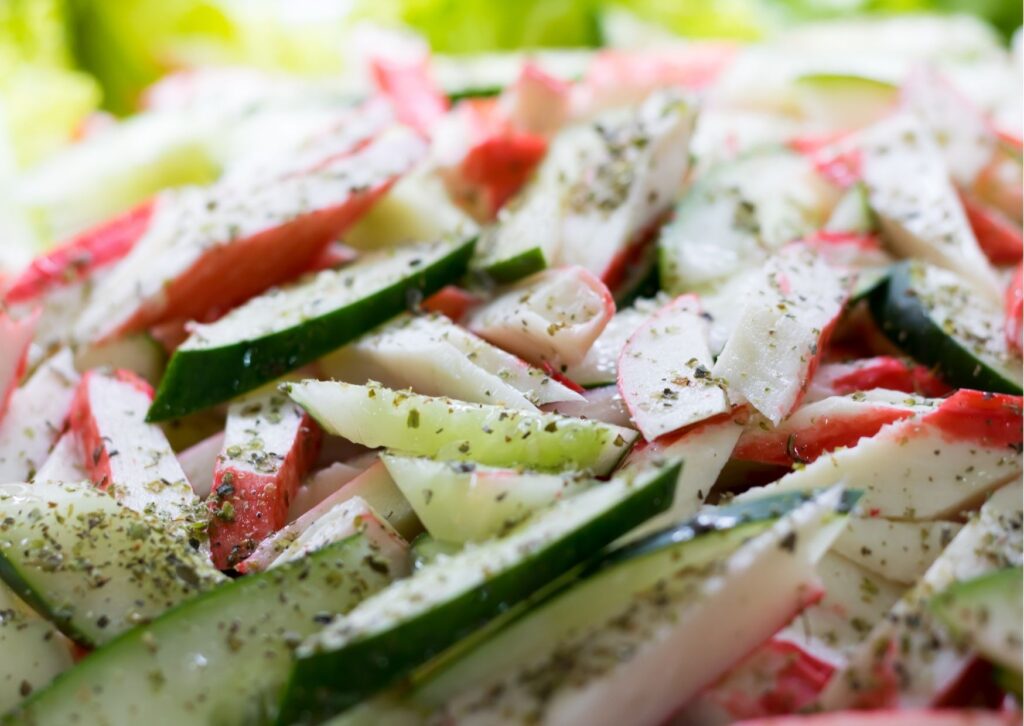 imagem conteno uma salada de kani e pepino