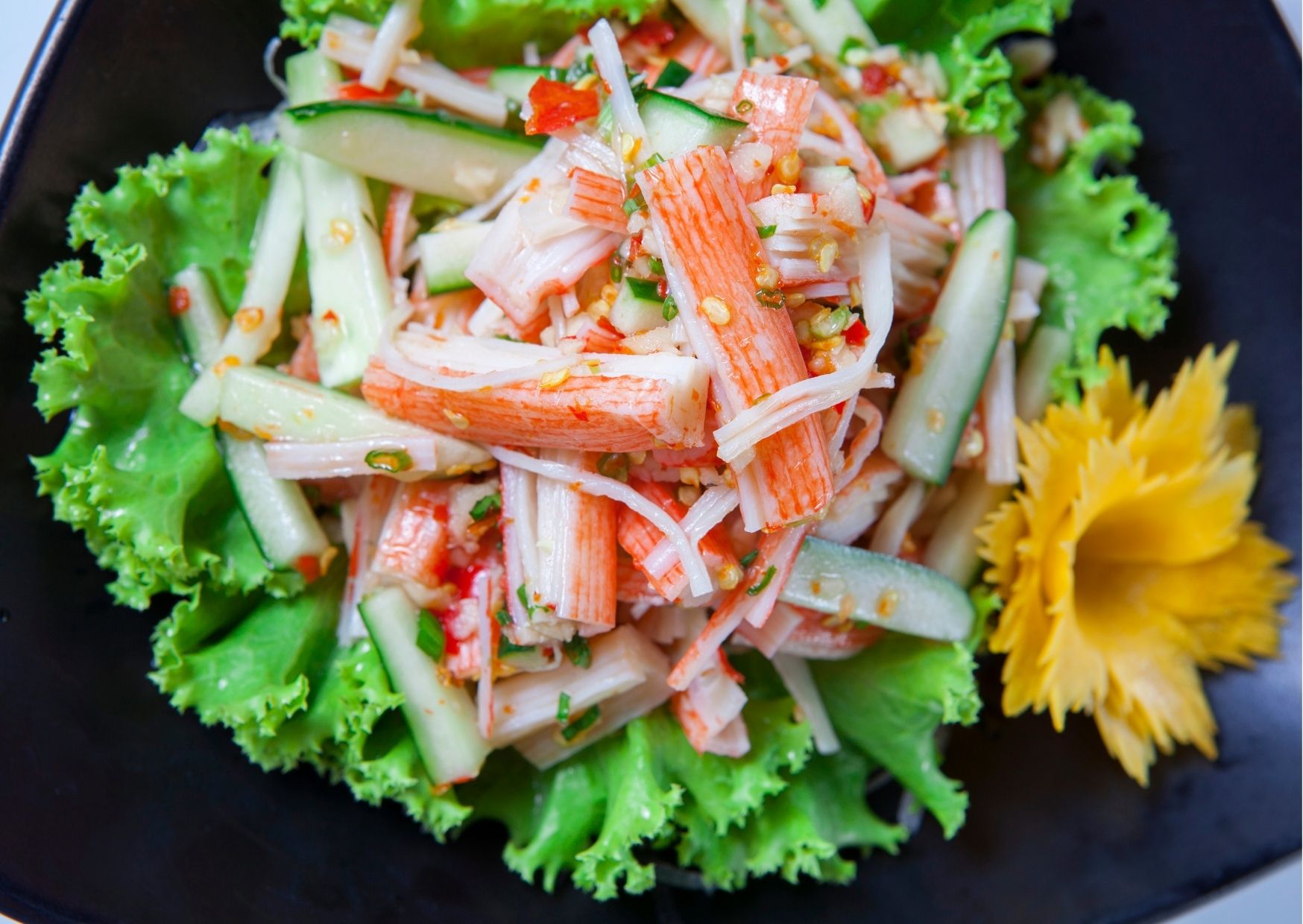 imagem conteno uma salada de kani e pepino