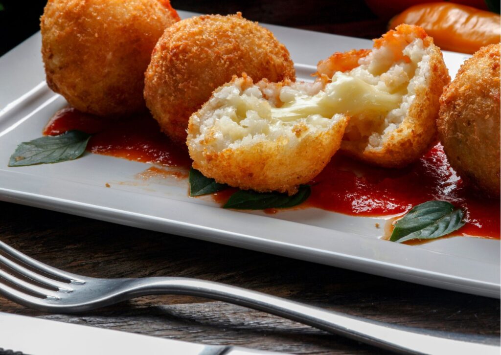 Imagem com bolinho de arroz crocante em uma bandeja