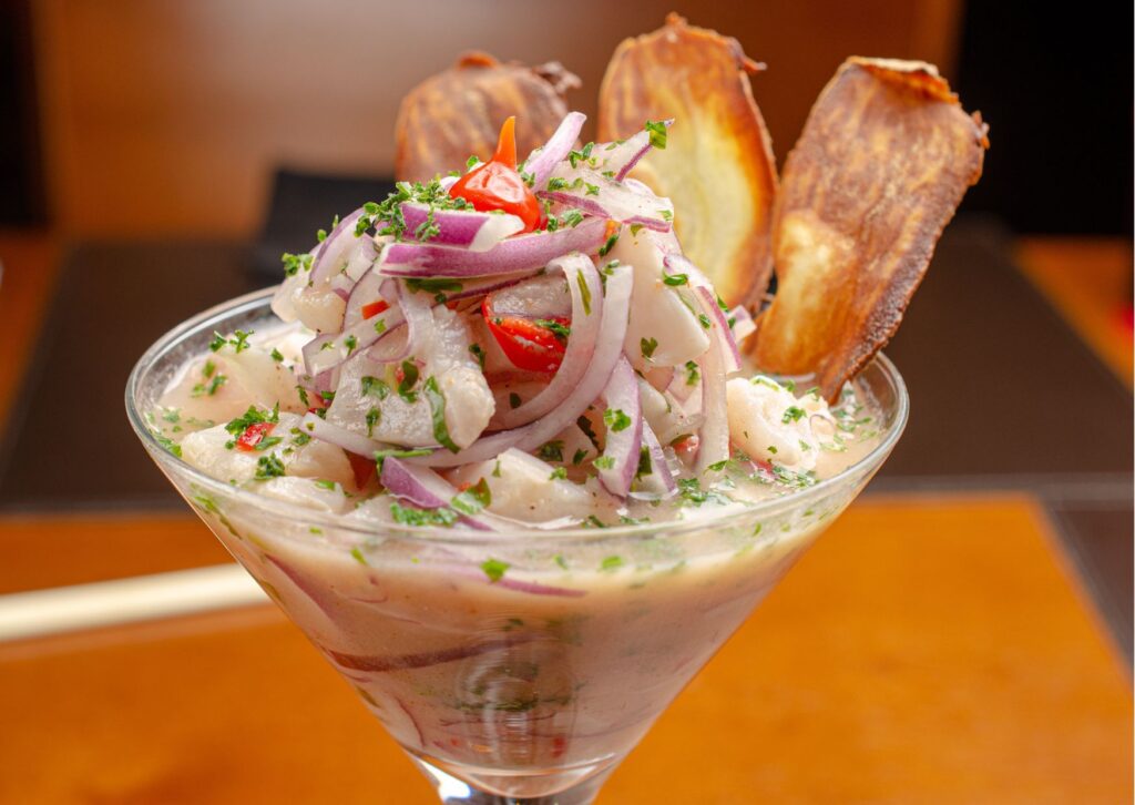Imagem com uma taça de ceviche de tilápia fácil
