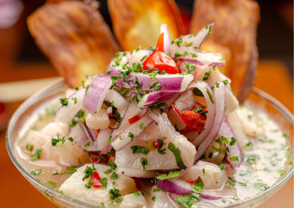 Imagem com uma taça de ceviche de tilápia fácil