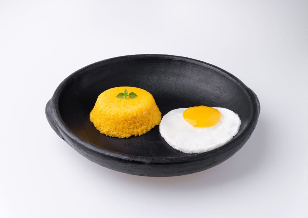 imagem com um cuscuz de frigideira já preparado
