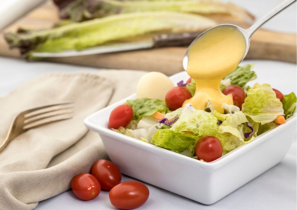 imagem com um prato com molho de iogurte para salada