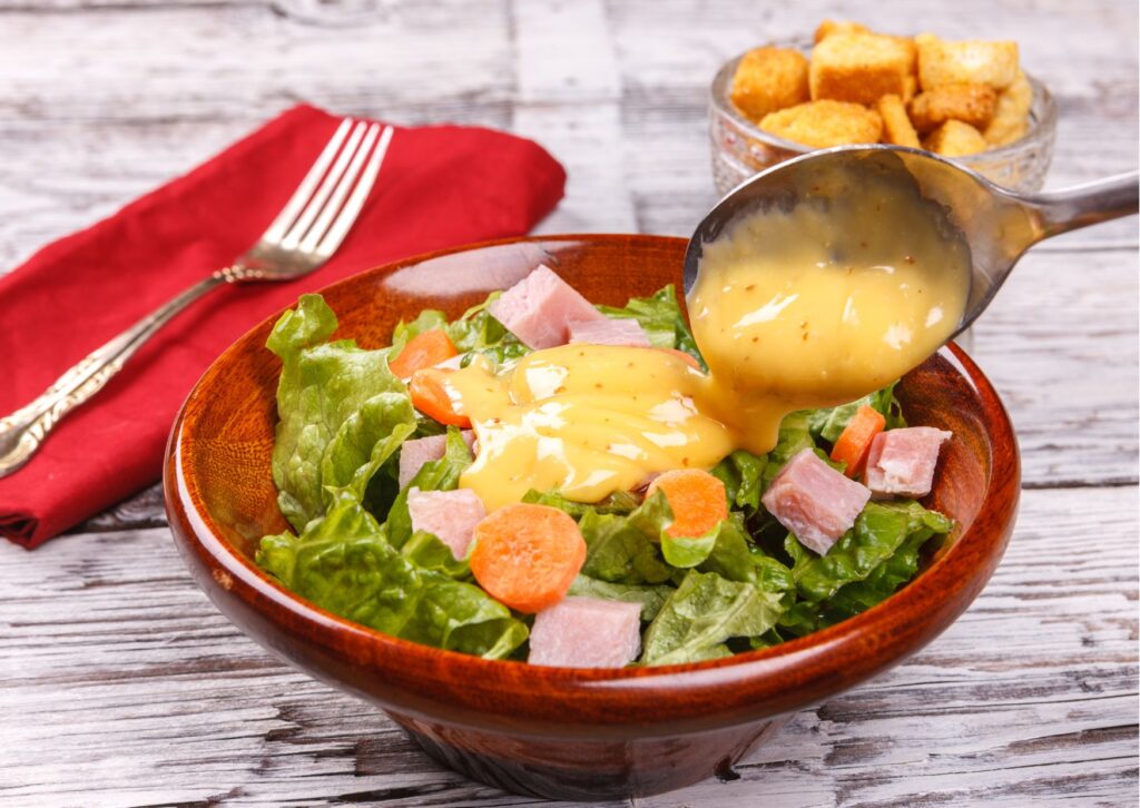 imagem com um prato com molho de iogurte para salada