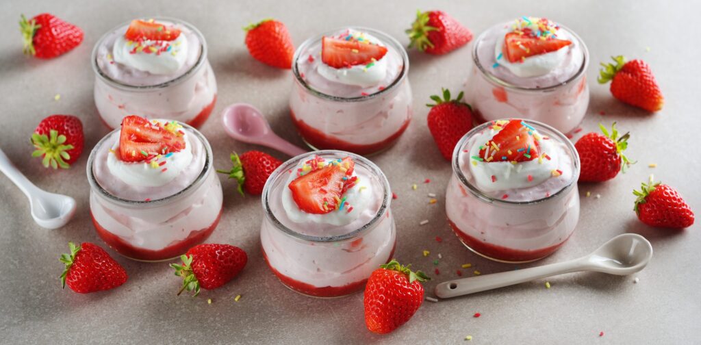 Vários potes de mousse de morango