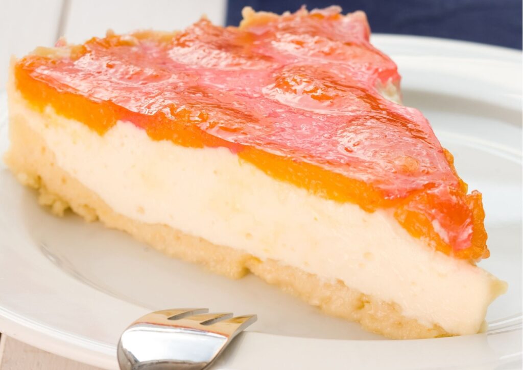 imagem com um pavê cremoso de tangerina em um prato branco