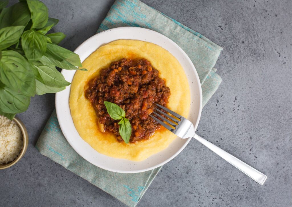 Imagem com um prato com carne móida de polenta super cremosa