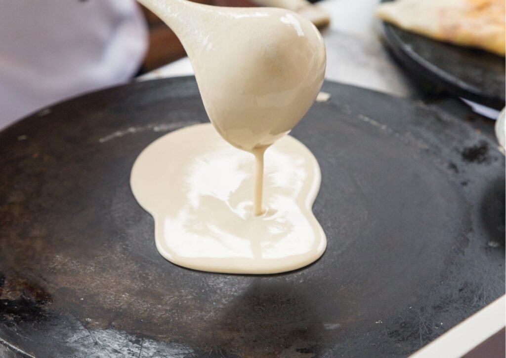 Imagem com o preparo da receita de massa de panqueca fit