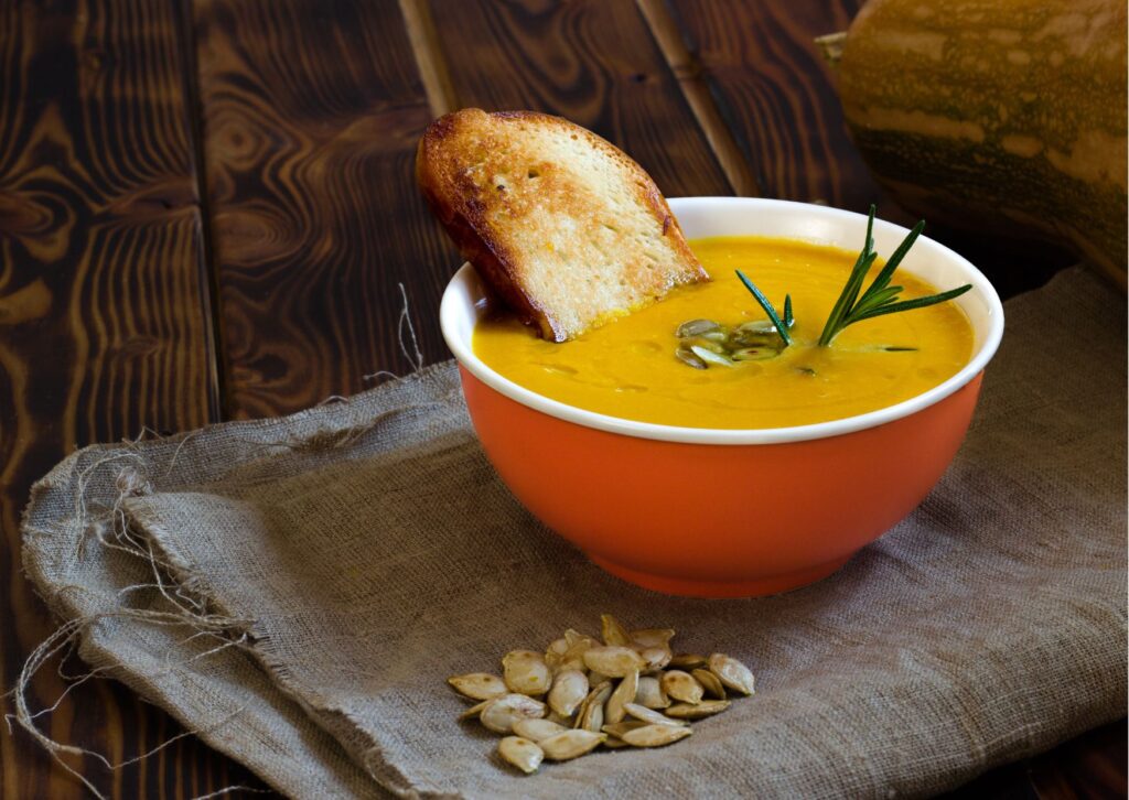 Imagem demonstrando o preparo da receita de sopa detox de abóbora