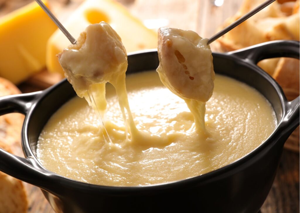 Imagem com receitas de fondue salgado com queijo